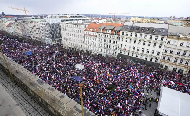 Хиляди чехи протестираха в Прага срещу правителството и бедността (СНИМКИ)