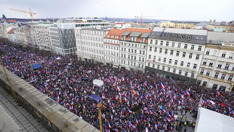 Хиляди чехи протестираха в Прага срещу правителството и бедността (СНИМКИ)