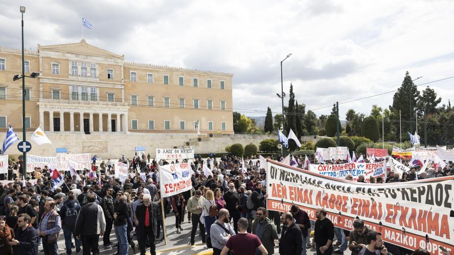 "Няма да забравим, няма да простим": Нови протести в Гърция след влаковата катастрофа (СНИМКИ)