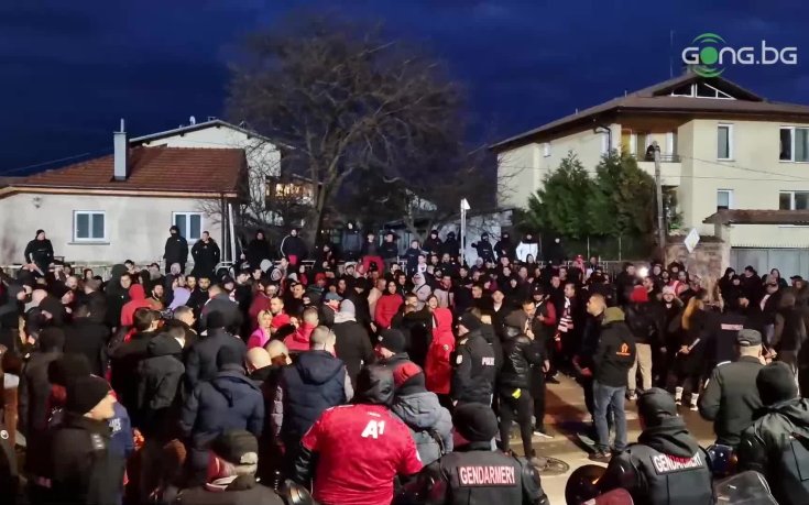 Феновете на ЦСКА празнуват успеха в Бистрица