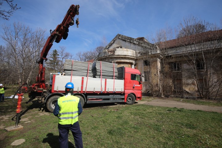 <p>Започва реставрацията на минералната баня в Овча купел. Tя ще струва 8 млн. лв., като над 4,4 млн. лв. от тях идват от бюджета на Столичната община с решение от СОС. Банята ще бъде и културен център, заяви председателят на Столичния общински съвет Георги Георгиев по време на проверка във връзка със започващите ремонтни дейности.</p>