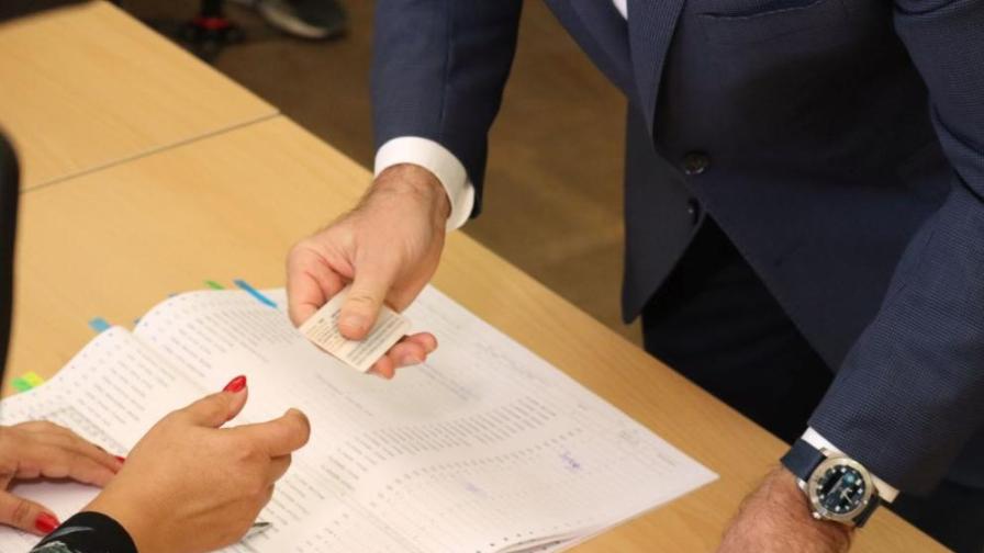 Не допуснаха избирател да гласува в Благоевград заради счупена лична карта