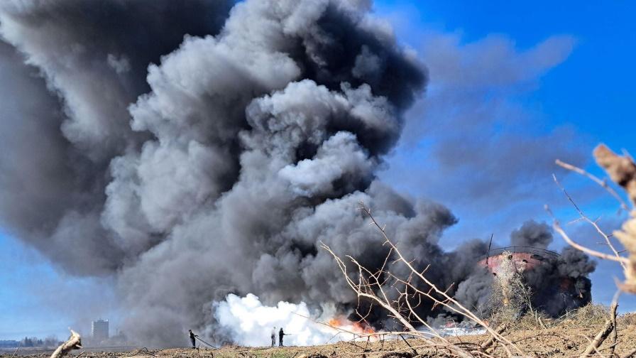 Голям пожар в неработещия нефтен комбинат „Плама“ край Плевен