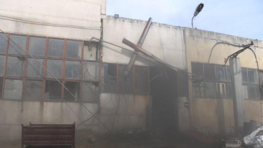 Пожар пламна в хале на завод в Благоевград