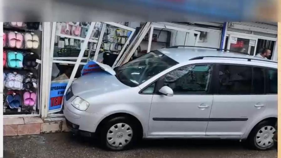 Автомобил се вряза в магазин на оживен пазар във Варна
