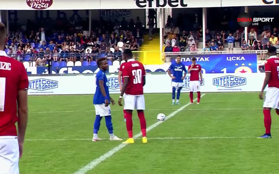 Битката в челото на efbet Лига е безмилостна. ЦСКА приема