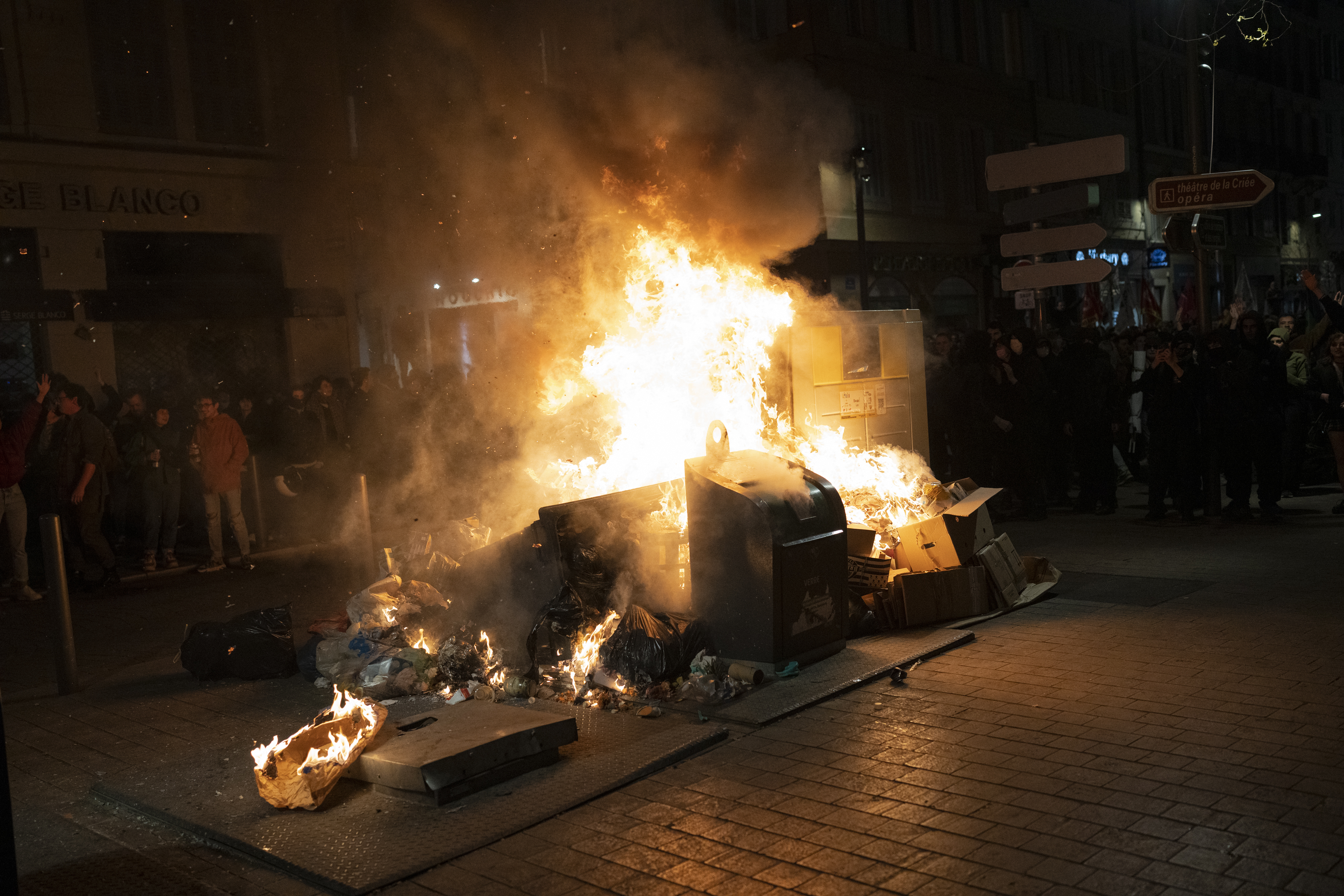 <p>Общо 310 души са били арестувани в цяла Франция по време на протестни прояви срещу прокарването без гласуване на спорната пенсионна реформа в долната камара на френския парламент на 16 март.</p>