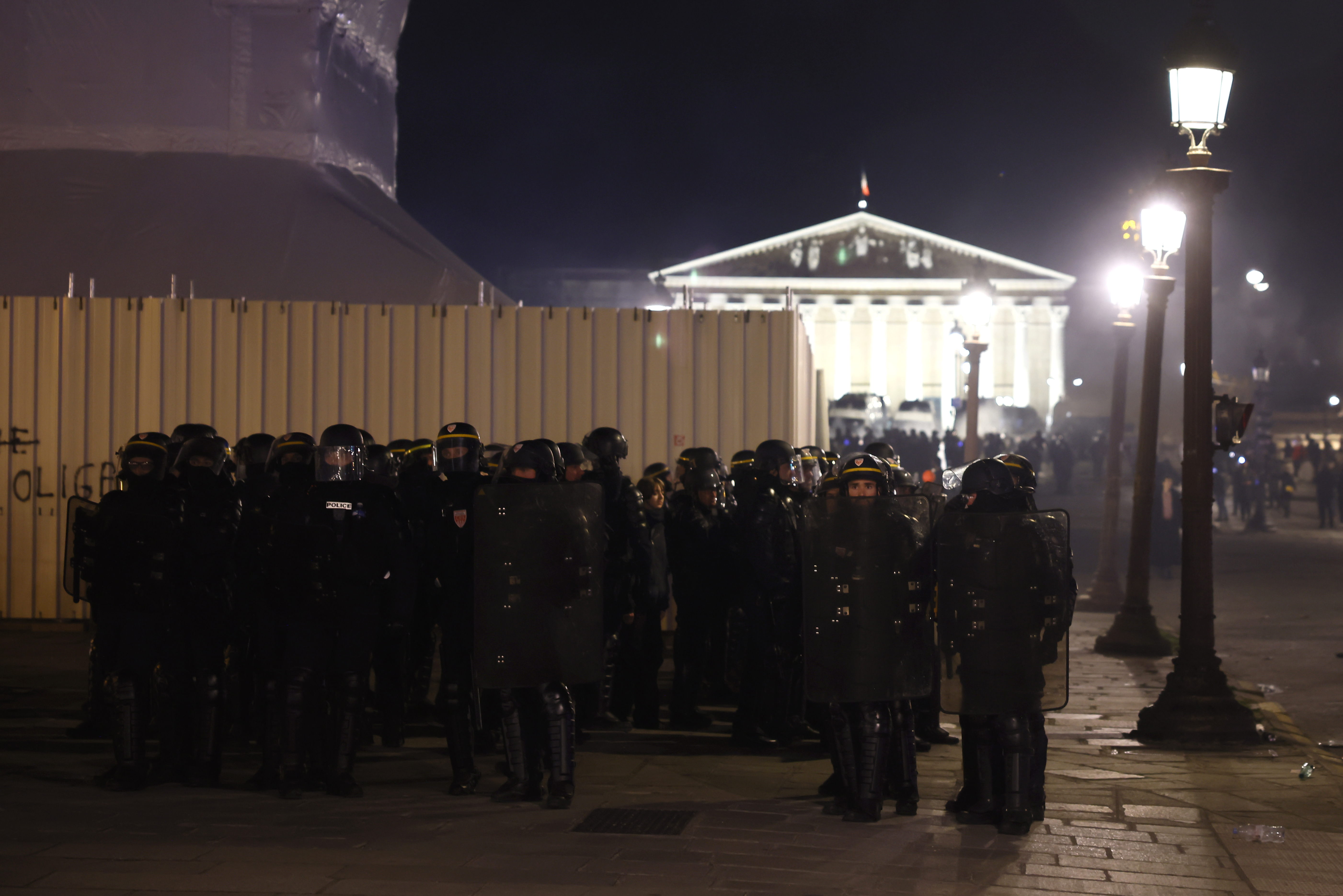 <p>Общо 310 души са били арестувани в цяла Франция по време на протестни прояви срещу прокарването без гласуване на спорната пенсионна реформа в долната камара на френския парламент на 16 март.</p>