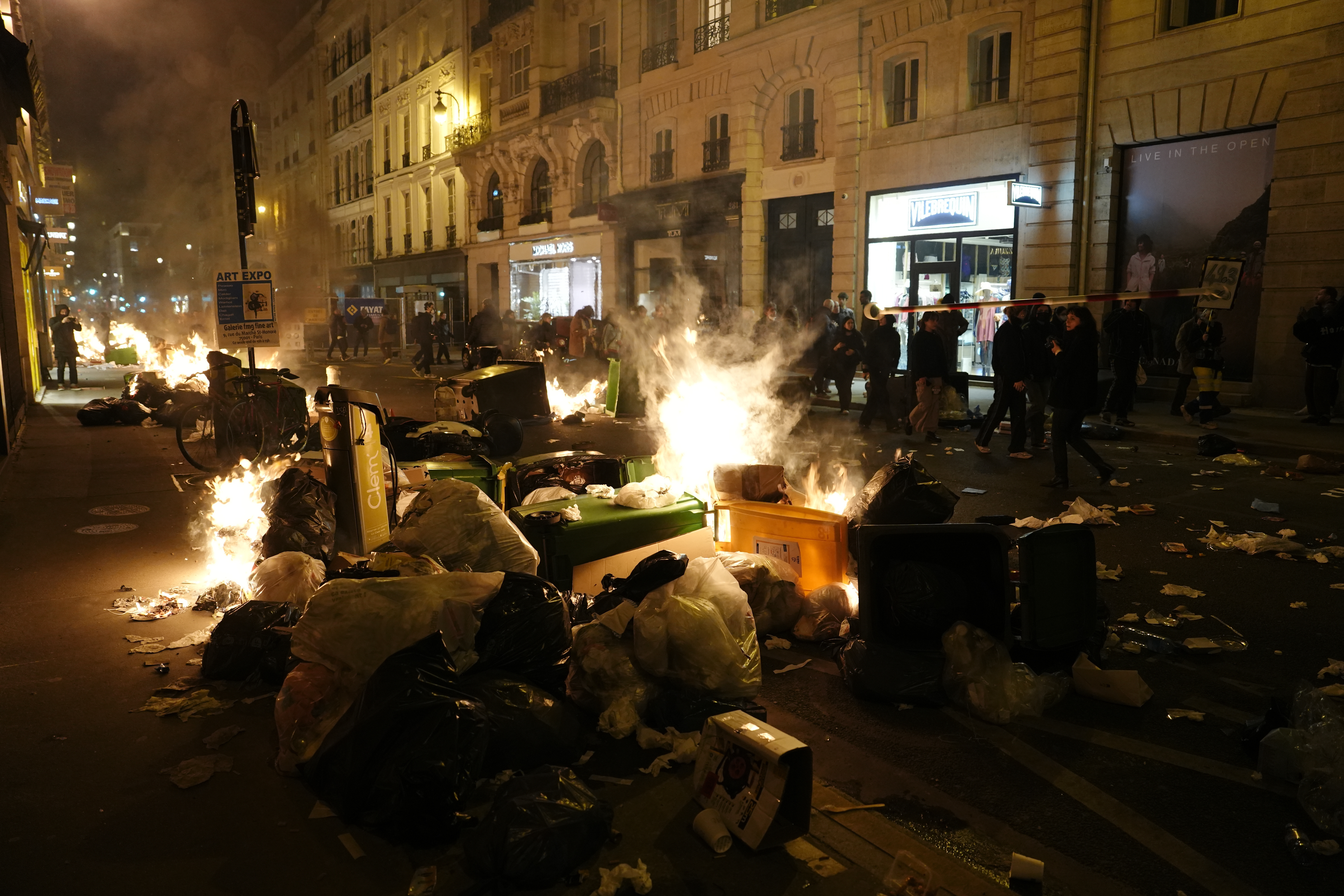 <p>Общо 310 души са били арестувани в цяла Франция по време на протестни прояви срещу прокарването без гласуване на спорната пенсионна реформа в долната камара на френския парламент на 16 март.</p>