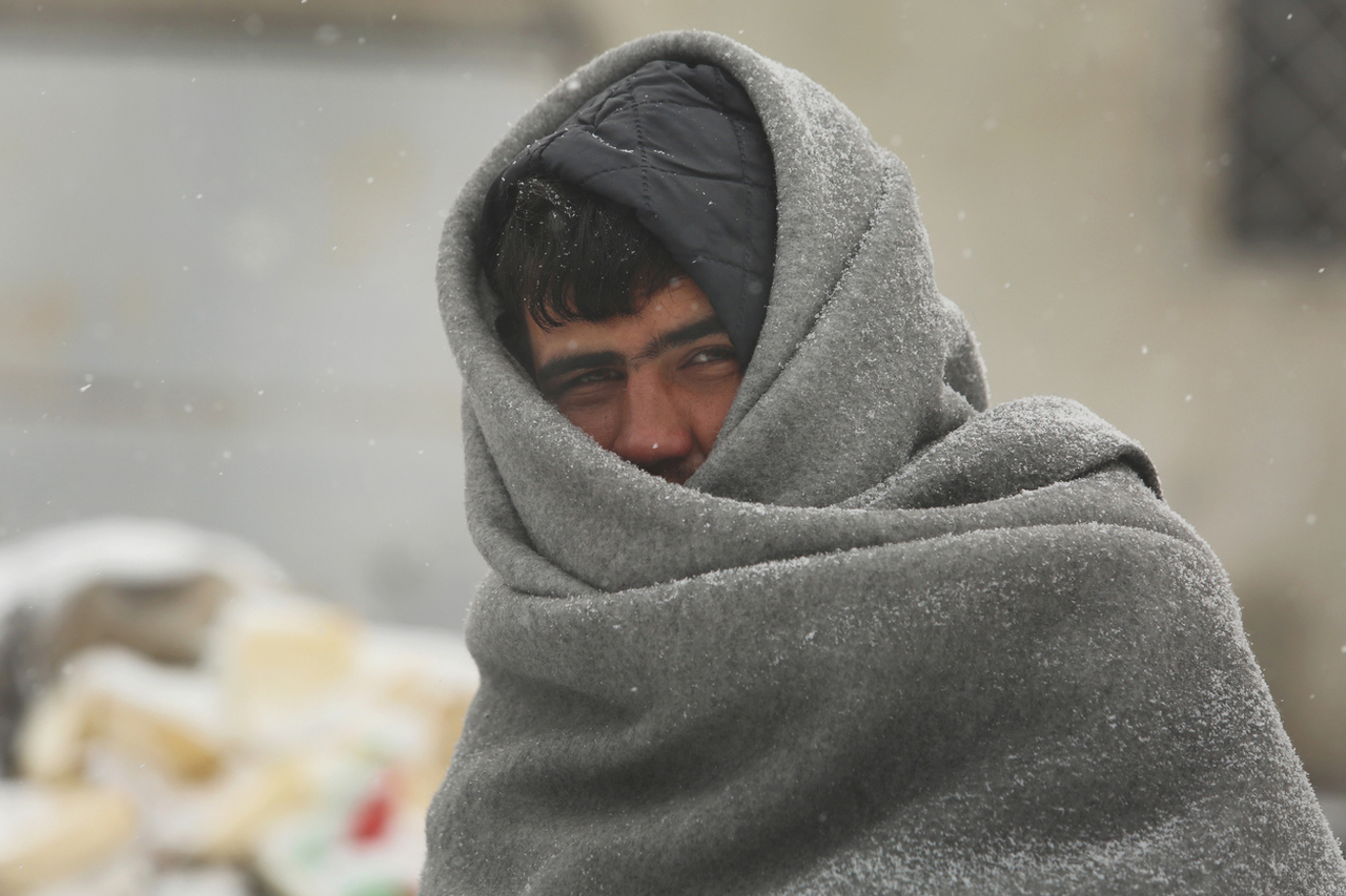 <p><strong>Януари: Смъртоносно застудяване в Афганистан</strong><br />
Междувременно в Афганистан температурите паднаха до -33 &deg;C , което усложни хуманитарната криза в разкъсаната от война нация. Застудяването уби най-малко 160 души в цялата страна, а в провинция Херат още 140 души бяха хоспитализирани за отравяне с въглероден окис, след като използваха газ за отопление на лошо вентилираните си домове. Много поминък също беше опустошен, като близо 80 000 животни умряха в екстремните условия.</p>