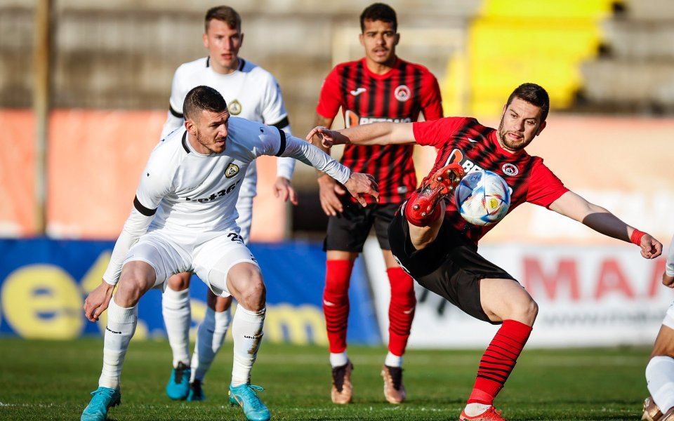 Локомотив София и Славия играят при резултат 1:0 в столичното дерби