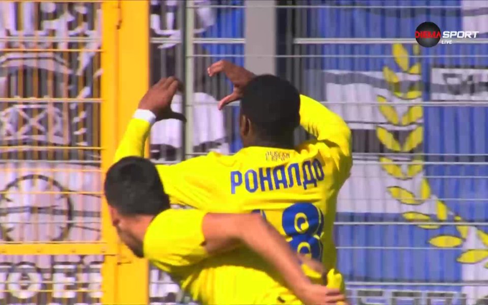 В 6-ата минута Уелтън с хубаво центриране намери в наказателното