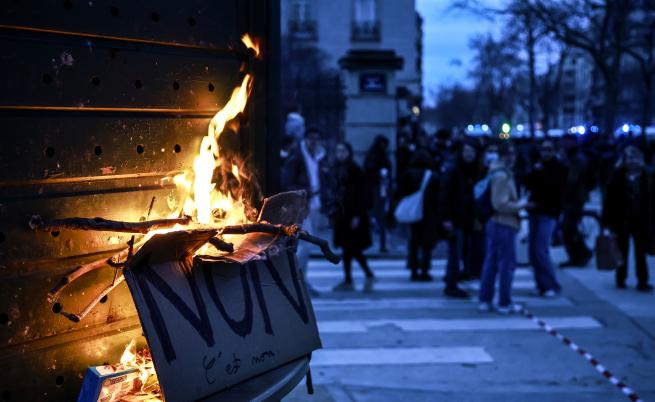 След неуспешния вот на недоверие: Масови протести и безредици във Франция