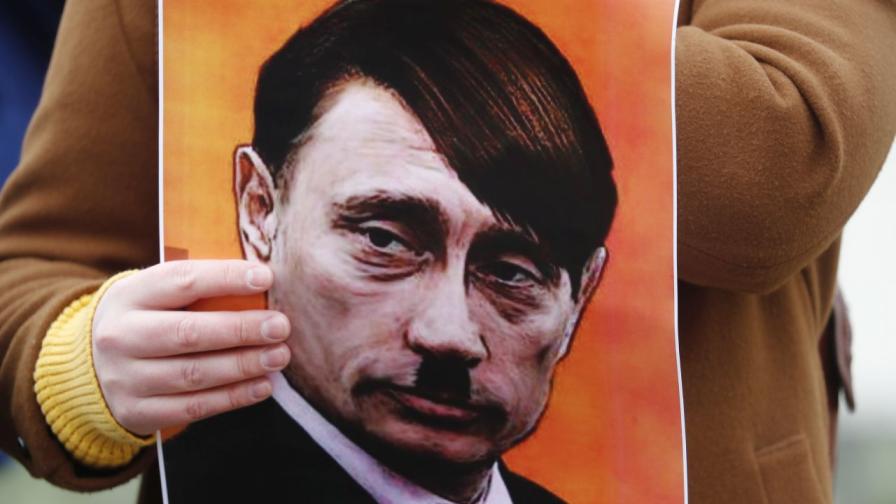 Руският президент Владимир Путин, изобразен като Хитлер