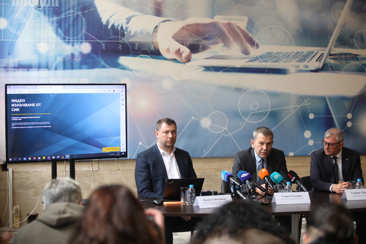 <p>На 2 април след края на изборния ден всеки един избирател ще може да наблюдава броенето на гласовете чрез специална платформа за видеоизлъчване на живо. По този повод се извърши демонстрация за самия процес по видеонаблюдение</p>