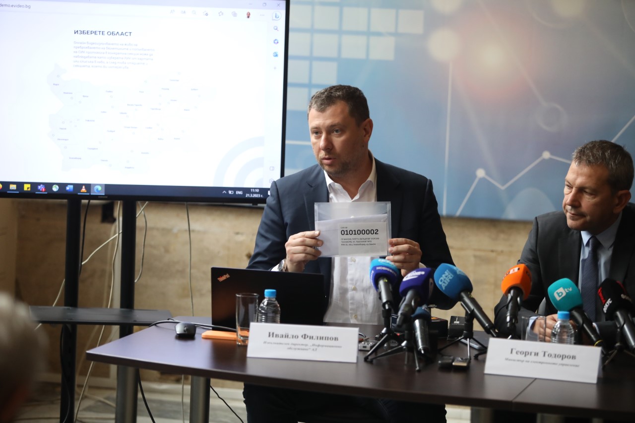 <p>На 2 април след края на изборния ден всеки един избирател ще може да наблюдава броенето на гласовете чрез специална платформа за видеоизлъчване на живо. По този повод се извърши демонстрация за самия процес по видеонаблюдение</p>