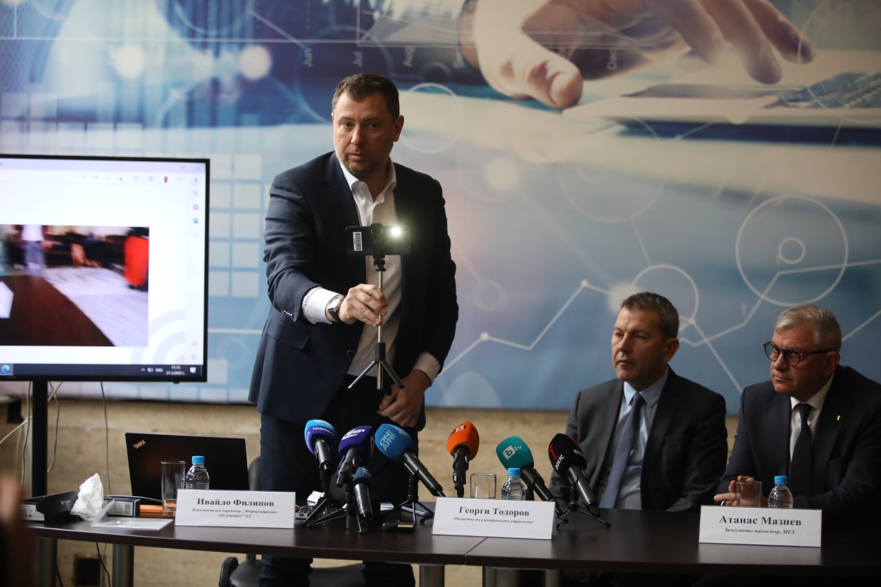 <p>На 2 април след края на изборния ден всеки един избирател ще може да наблюдава броенето на гласовете чрез специална платформа за видеоизлъчване на живо. По този повод се извърши демонстрация за самия процес по видеонаблюдение</p>
