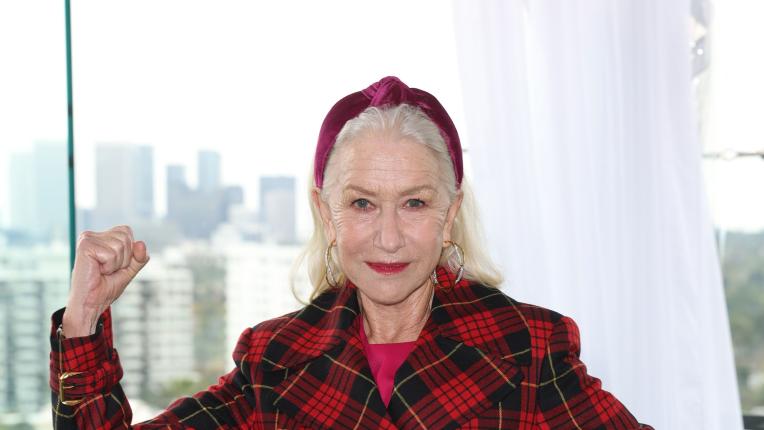  Мощ в алено: Хелън Мирън театралничи за новия си филм в Бевърли Хилс 