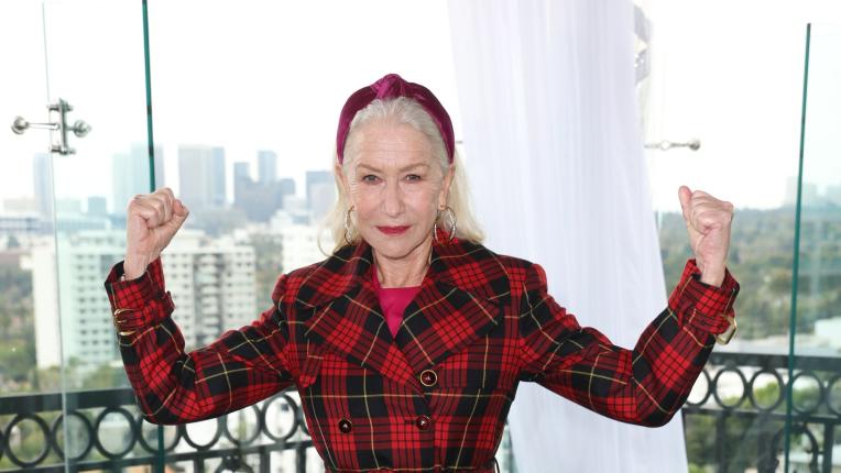  Мощ в алено: Хелън Мирън театралничи за новия си филм в Бевърли Хилс 