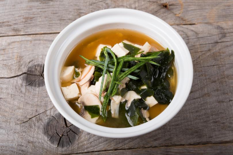 <p><strong>Супа мисо</strong></p>

<p>Японската диета включва разнообразие от ястия, съдържащи ферментирали храни. Популярен избор е мисо супата. Мисо е паста, направена от ферментирали соеви зърна и зърна. Пробиотиците, живите бактерии или дрождите във ферментиралите храни могат да помогнат за балансиране на здравето на червата ни и да стимулират имунната система. Проучване установява, че мъжете и жените, които ядат най-ферментиралата соя (като мисо, тофу и темпе), са имали 10% по-малък шанс от преждевременна смърт - от каквито и да е причини - отколкото тези, които рядко ядат въпросните храни.</p>
