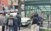 Kола се заби в дърво край метростанция в София