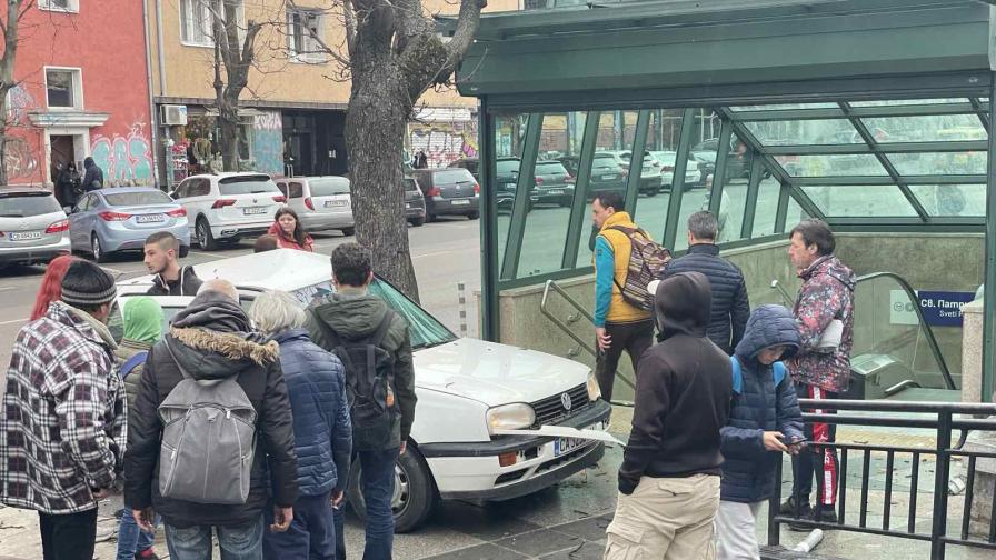 Kола се заби в дърво край метростанция в София