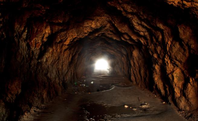 Влажни, тъмни, ужасяващи и клаустрофобични: Журналист описва тунелите на 