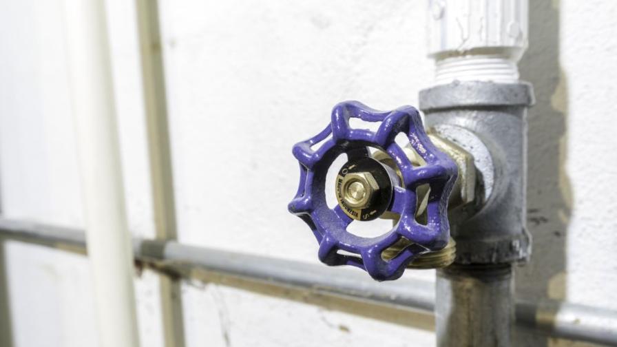 Заради "гърмящи" тръби: Авария превърна блок в сауна, а детска градина може да остане на студено