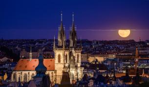 <p>Залогът между светеца и дявола: Зловещите легенди на красива Прага&nbsp;</p>