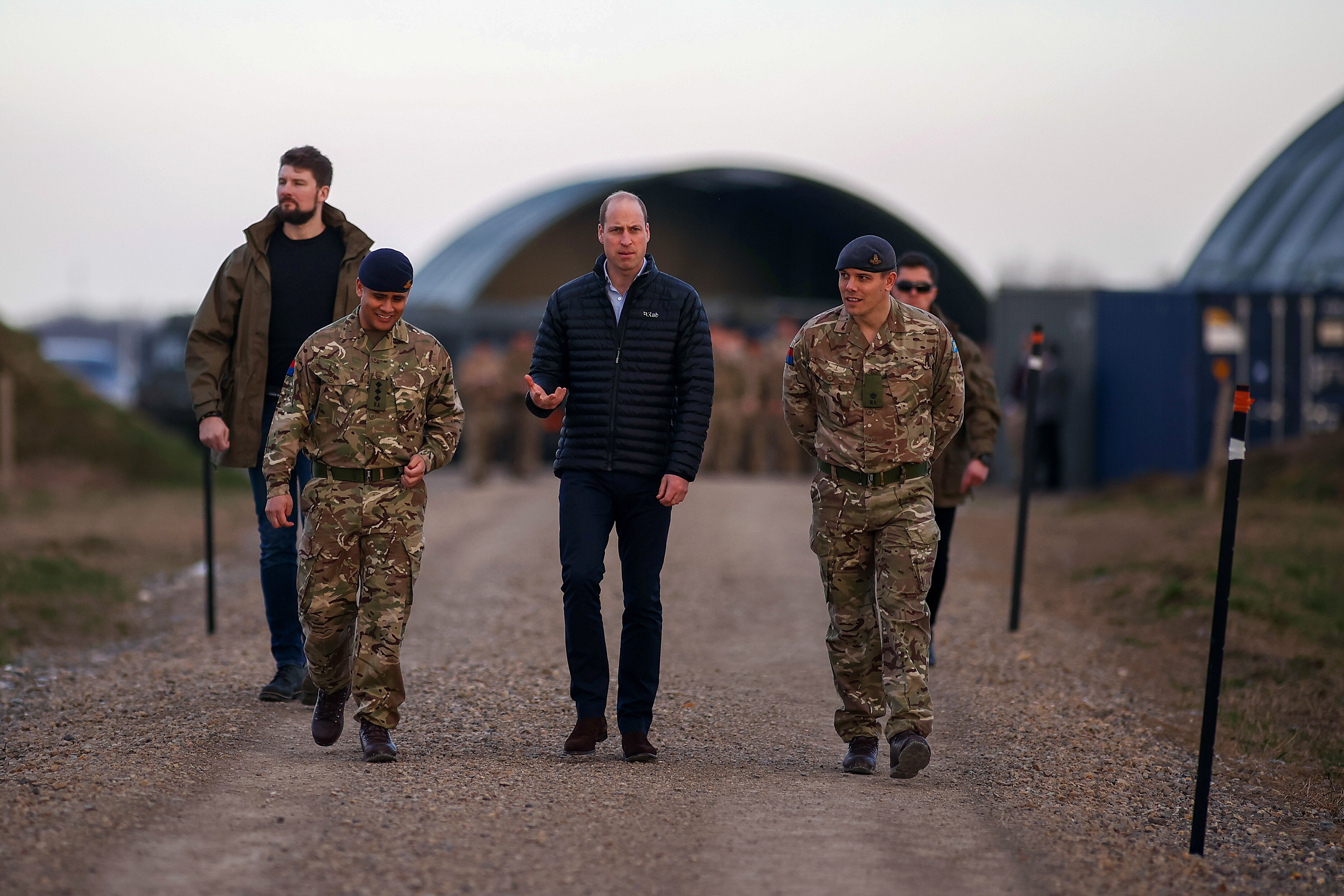 <p>Принц Уилям се срещна с полски и британски военни в Жешув, Полша.</p>