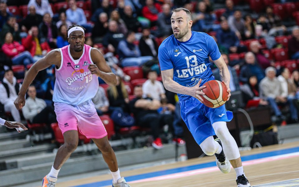 Капитанът на Левски - Асен Великов, използва профила си в