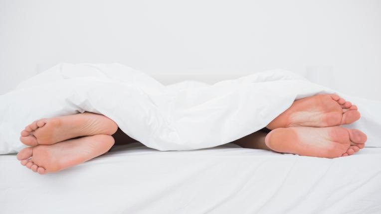 6 пози за сън, които разкриват каква е връзката ви