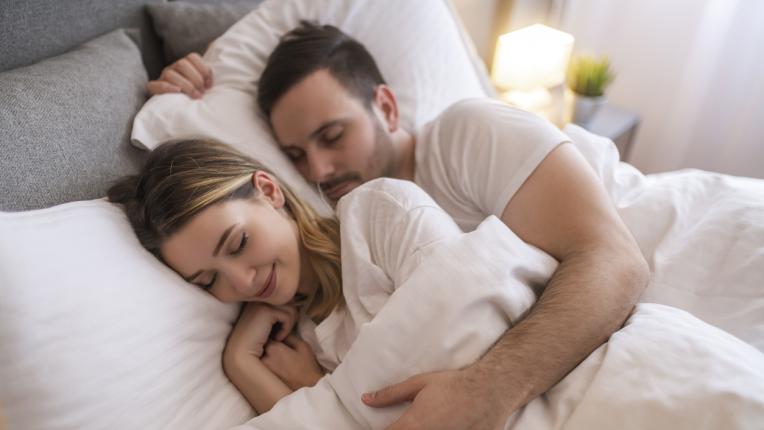 6 пози за сън, които разкриват каква е връзката ви