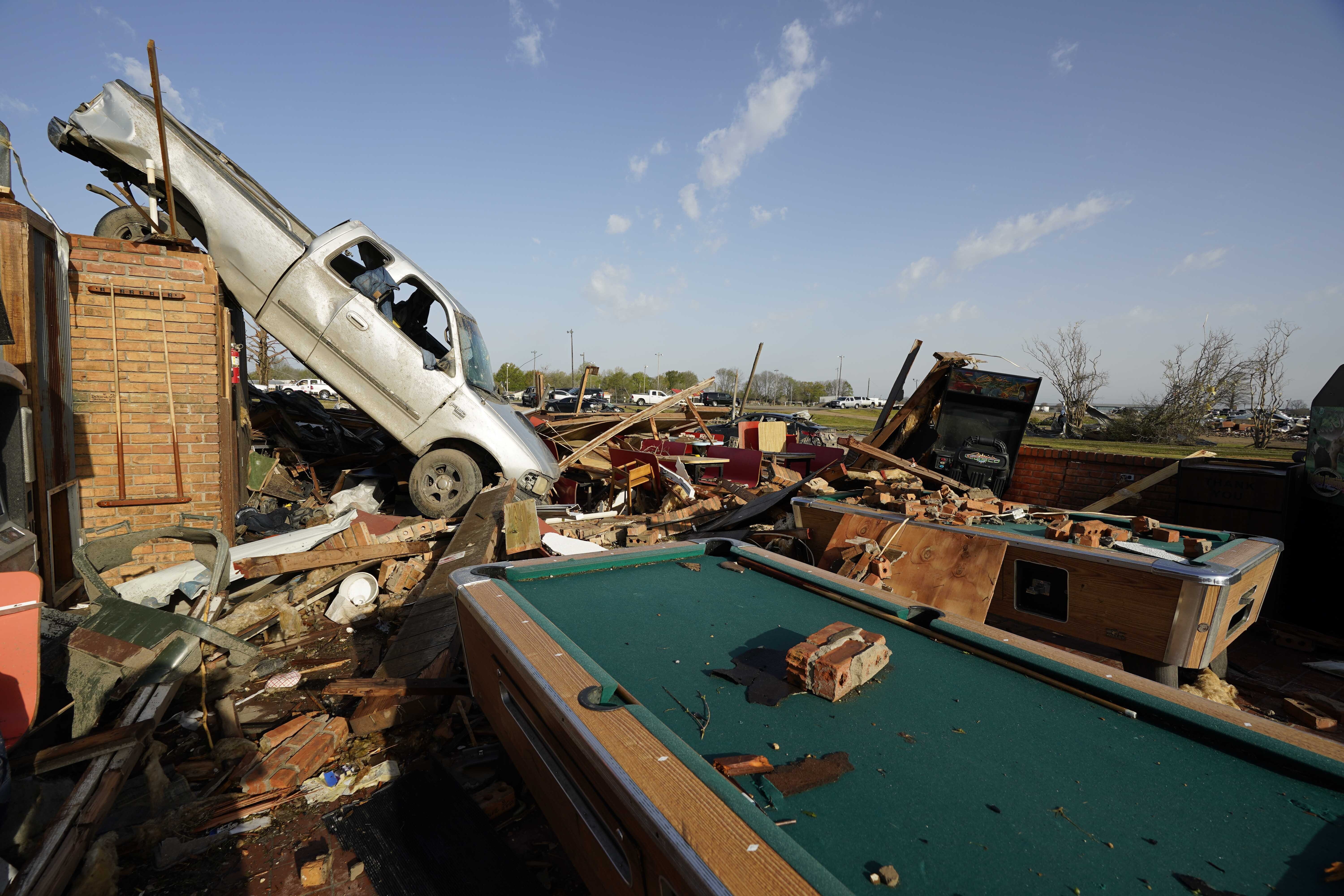 <p>Разрушени домове и сгради, след като силна буря, придружена от торнадо, връхлетя щата Мисисипи. Има загинали хора.</p>