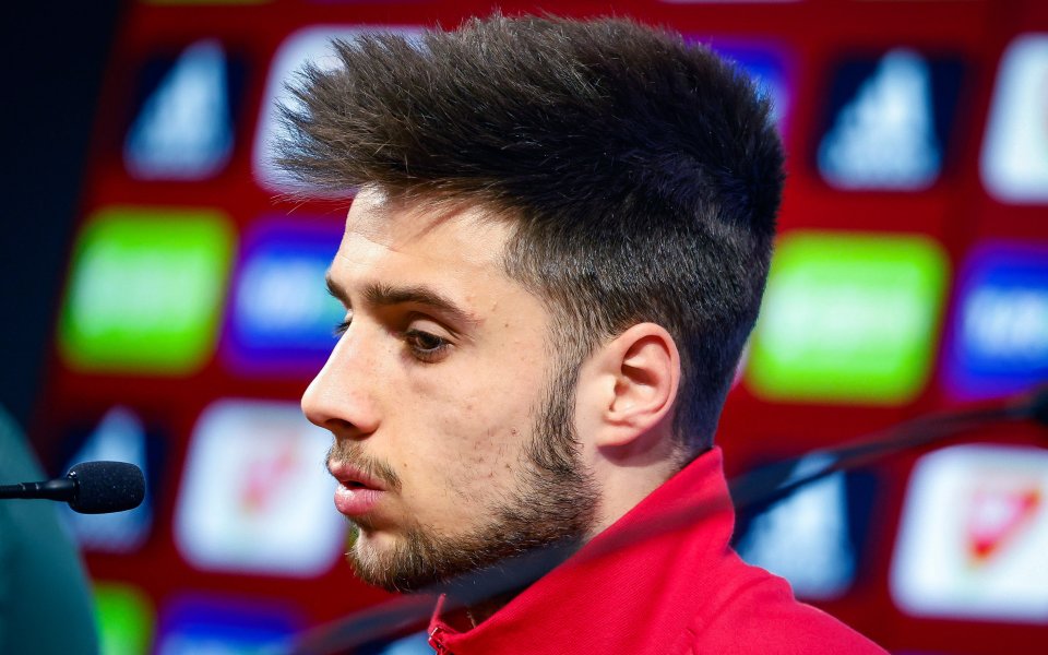 Националът Илия Груев застана до Младен Кръстаич по време на