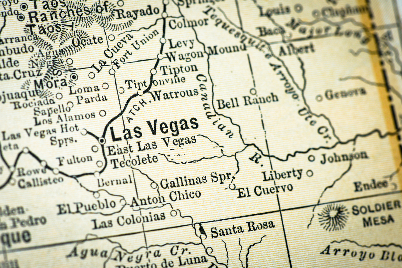 <p><strong>1905: Градът е основан -&nbsp;</strong>До началото на века Лас Вегас все още е слабо населен. Но съдбата му се променя с пристигането на минния магнат Уилям А. Кларк (на когото е кръстен днешният окръг). Кларк е основният инвеститор в проект на Union Pacific Railroad, който изгражда железопътна линия от Лос Анджелис до Солт Лейк Сити. Признавайки потенциала на местоположението, Кларк закупува земя, осигурява права за водата на изворите и построява железопътно депо. Градът е основан на 15 май 1905 г., когато Кларк продава на търг своята земя, включително първото казино в Лас Вегас в кафенето на гарата.</p>