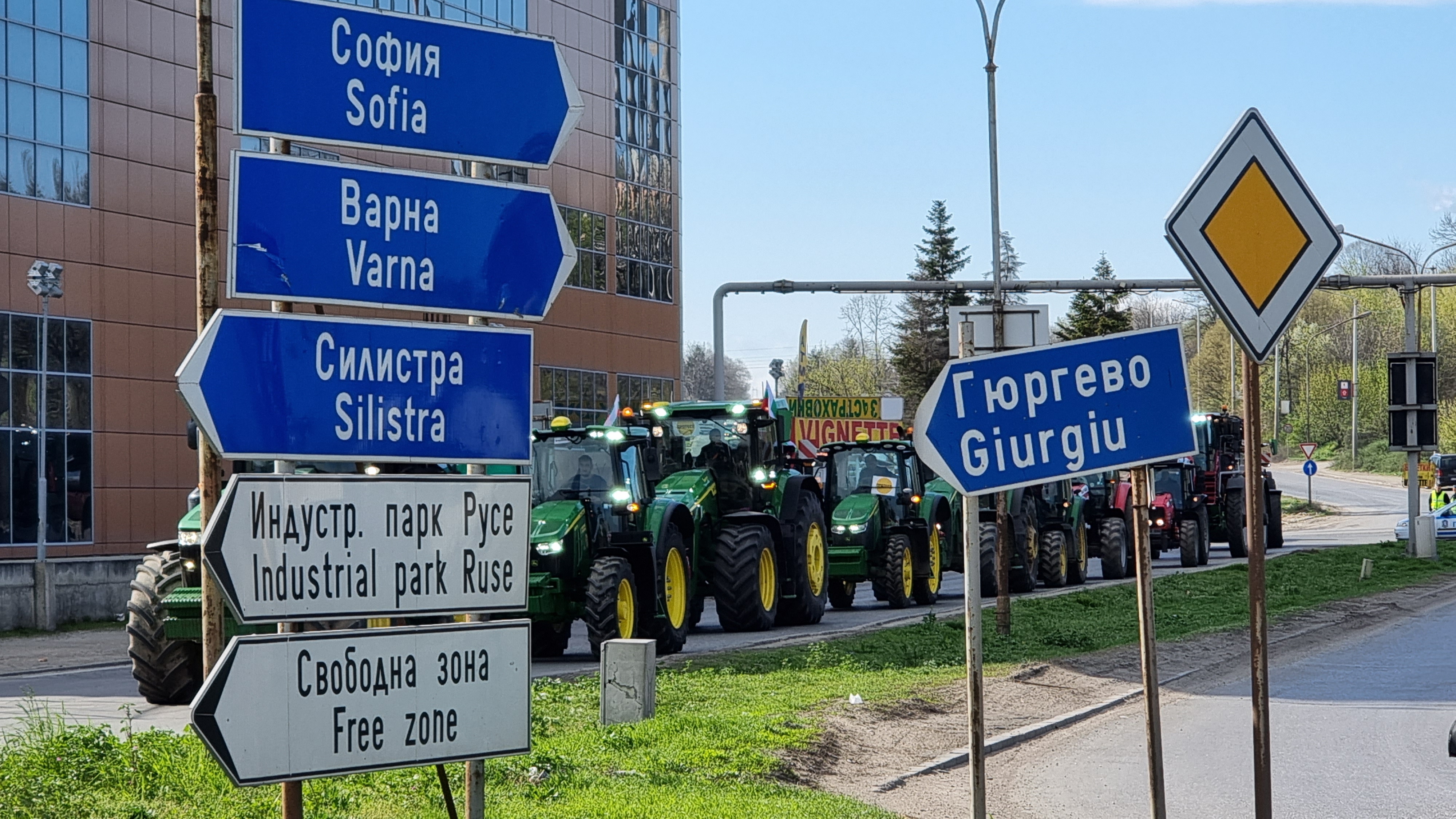 <p>Зърнопроизводители организираха протест край ГКПП &quot;Дунав мост&quot; при Русе, като блокираха със земеделски машини движението в района на граничния пункт</p>