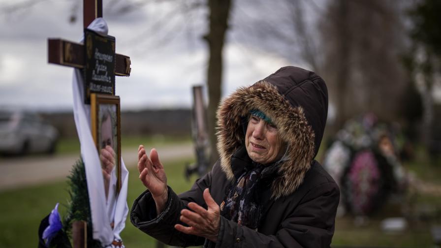 Седемдесет и седем годишната Валентина Нечипоренко плаче на гроба на своя син Руслан, убит от руски войници, докато раздавал хуманитарни помощи в Буча