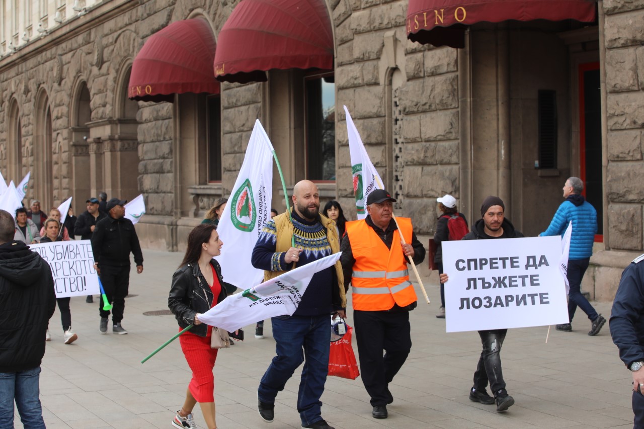 <p>Протестиращите лозари ще внесат писмо в Президентството, в което апелират за решаване на проблемите им</p>