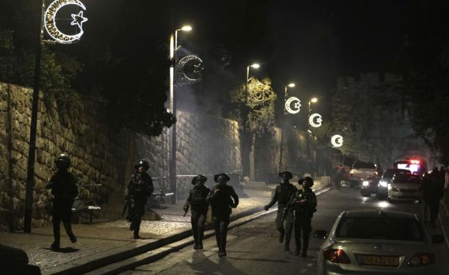 Щурм и хаос в джамията Ал Акса в Йерусалим (СНИМКИ/ВИДЕО)