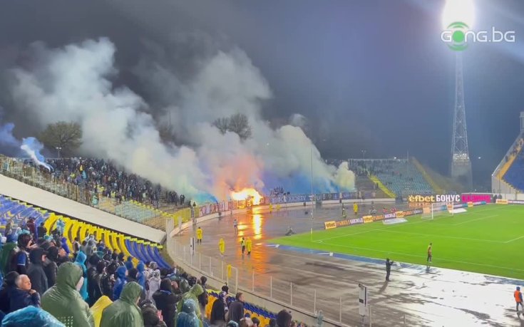 Феновете на Левски запалиха факли