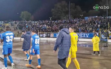 Привърженици и футболисти на Левски празнуват успеха над Локо Сф