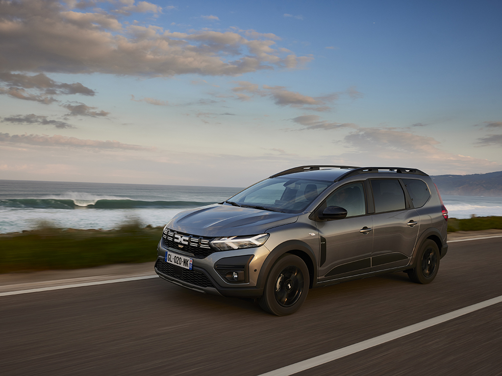 Макар това да е най-скъпият модел на Dacia, на пазара все още няма по-евтин 7-местен модел. Да не говорим, че няма друг 7-местен хибриден модел, който да е близо като цена. Dacia Jogger пак предлага най-доброто от това, в което е специалист