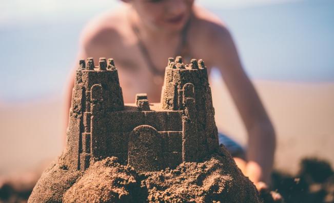 Опасност под пясъка: Екзотичната почивка може да ви зарази с „пълзящ“ паразит за десетилетия