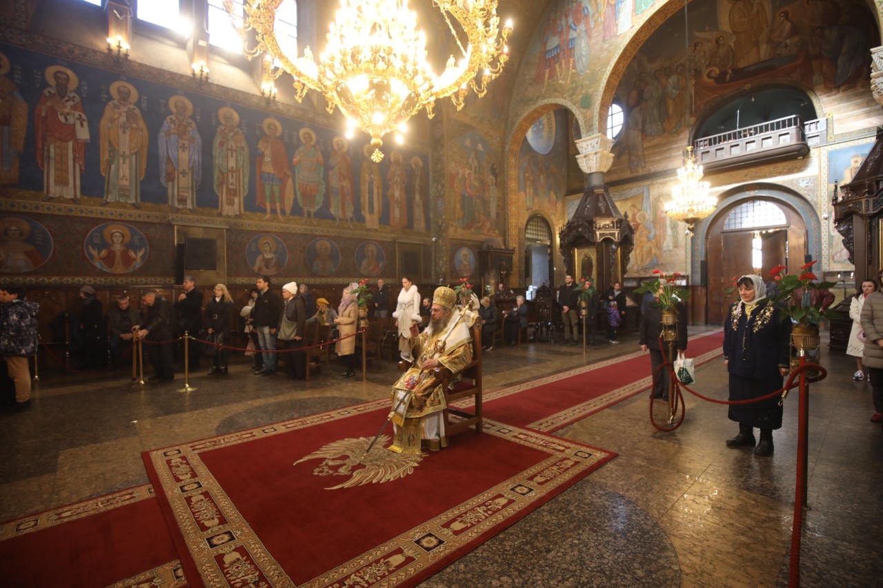 <p>Велики четвъртък е най-важният ден от Страстната седмица. В църквата &quot;Света София&quot;, както и в редица храмове в страната, беше отслужена литургия и много миряни се помолиха и запалиха свещ за здраве.</p>