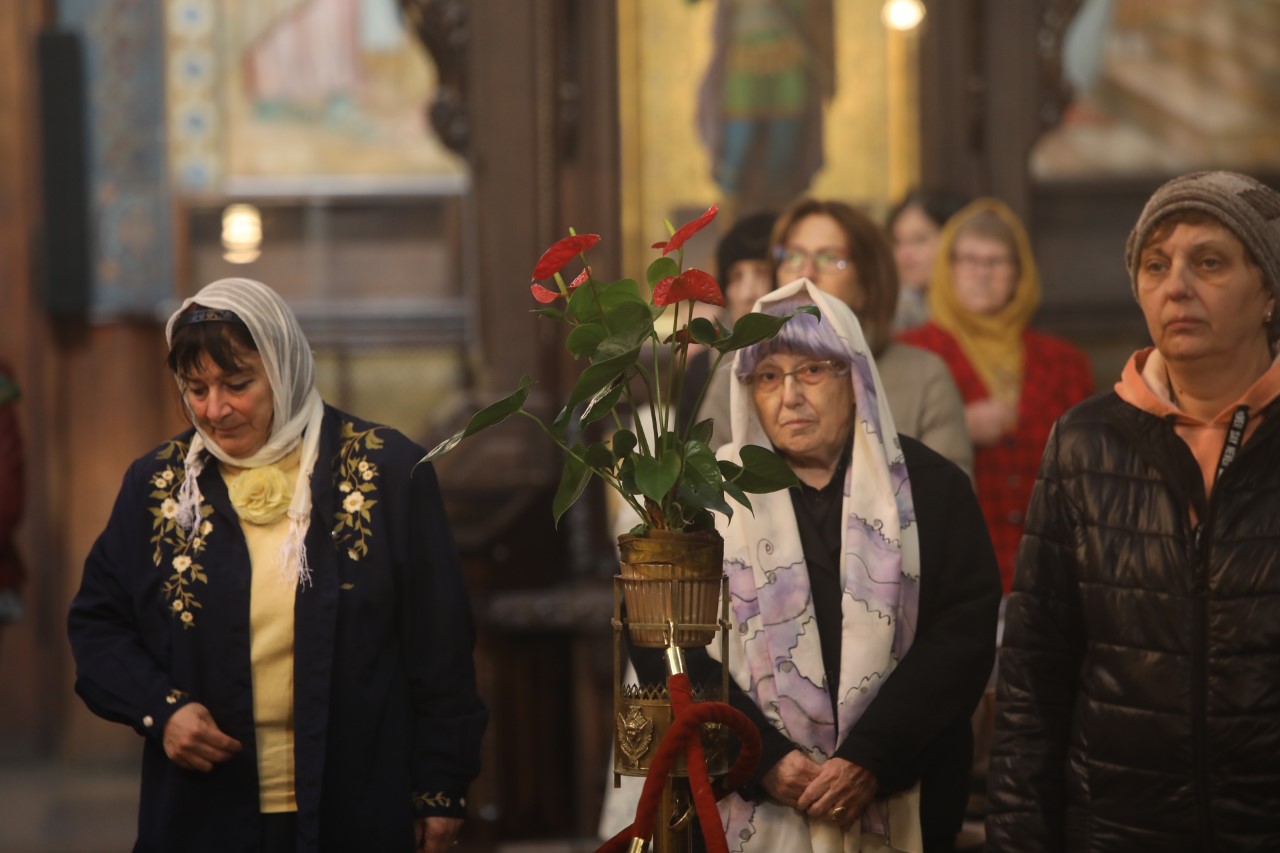 <p>Велики четвъртък е най-важният ден от Страстната седмица. В църквата &quot;Света София&quot;, както и в редица храмове в страната, беше отслужена литургия и много миряни се помолиха и запалиха свещ за здраве.</p>