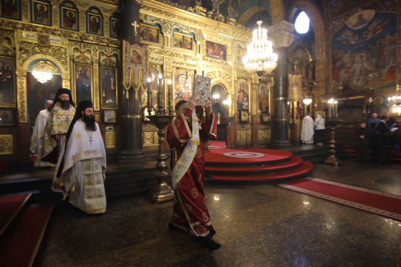 <p>Велики четвъртък е най-важният ден от Страстната седмица. В църквата &quot;Света София&quot;, както и в редица храмове в страната, беше отслужена литургия и много миряни се помолиха и запалиха свещ за здраве.</p>