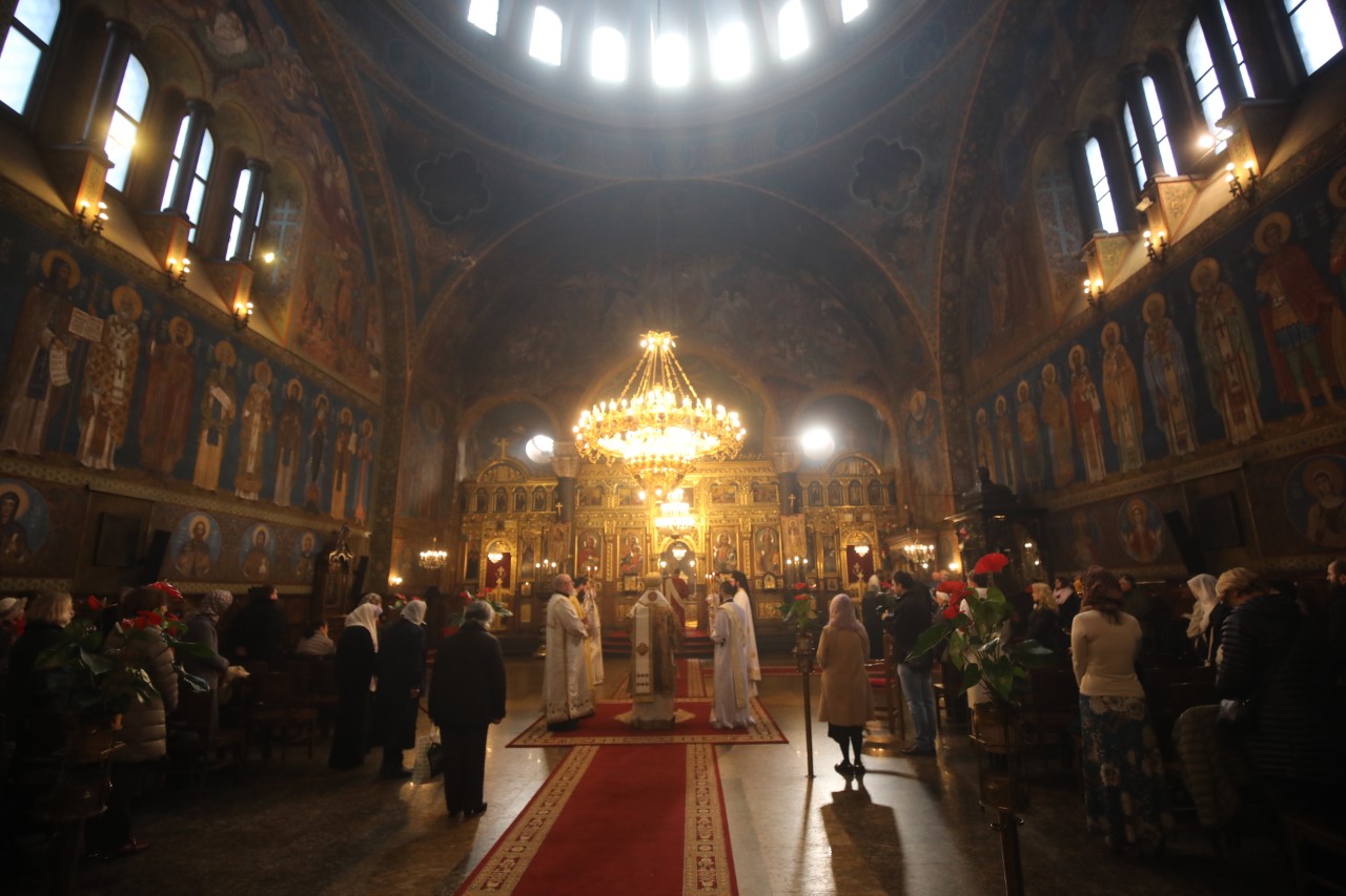 <p>Велики четвъртък е най-важният ден от Страстната седмица. В църквата &quot;Света София&quot;, както и в редица храмове в страната, беше отслужена литургия и много миряни се помолиха и запалиха свещ за здраве.</p>