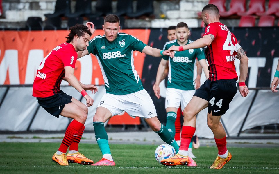 Локомотив София и Пирин Благоевград играят при 1:0 в първи