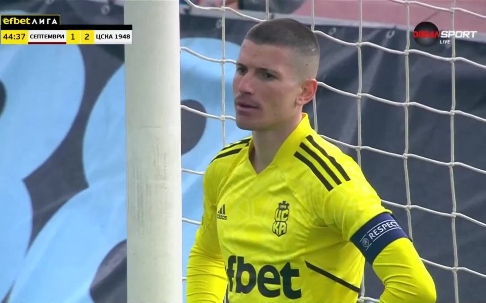 Точно в края на първата част Септември намали изоставането си